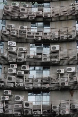 老旧空调外挂机危悬一线 办公家具的隐患与应对